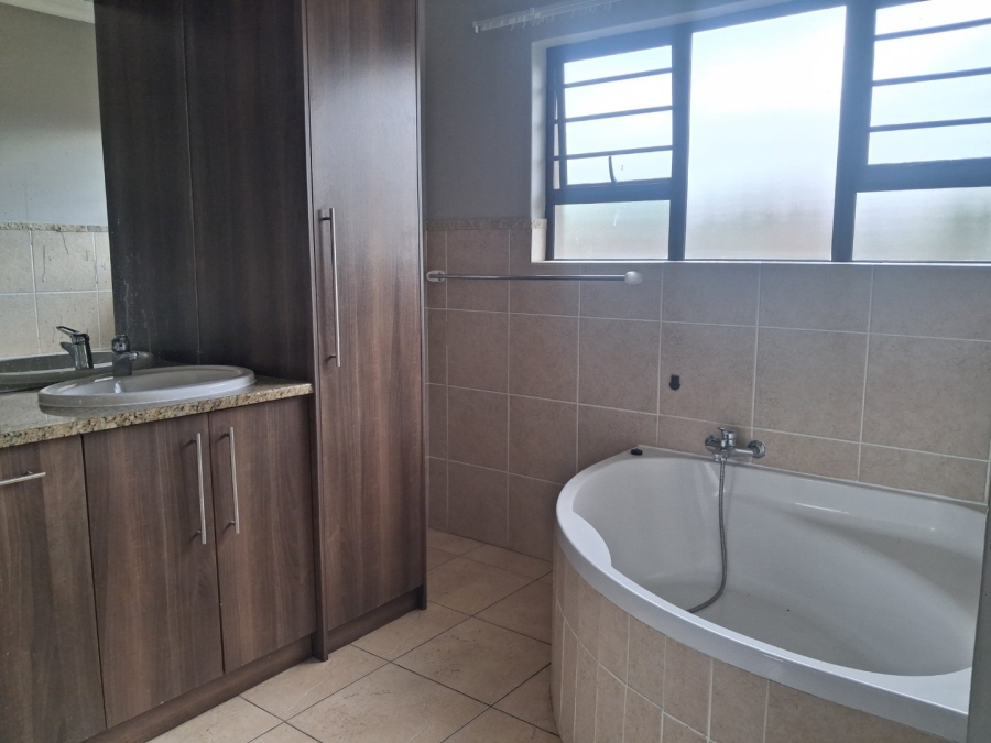 To Let 3 Bedroom Property for Rent in Hillside Free State